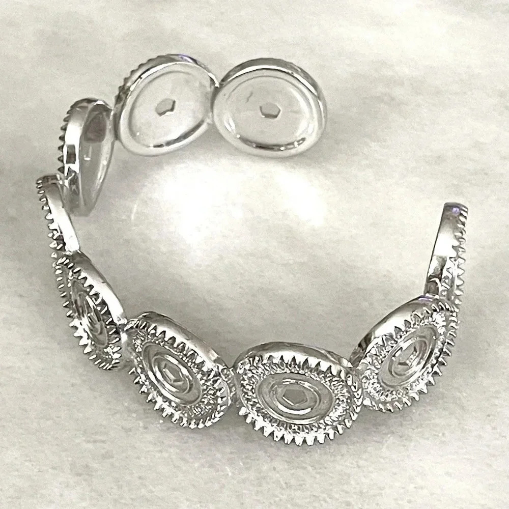 Eddie Borgo’s Medallion Cuff Bracelet - Picture 5 of 10
